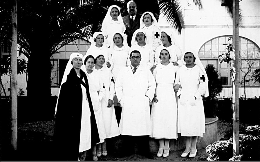 Dr. Antonio Ballesteros Ledo y enfermeras del Hospital Cruz Roja antiguo (1)