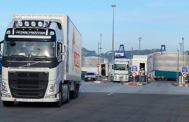 Parking-camiones-Puerto-Algeciras-696x460