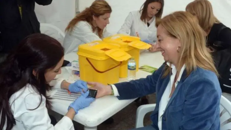 Adela_Nieto_prueba_capilar_glucosa_az&uacute;car_sanidad_enfermeros_diabetesweb