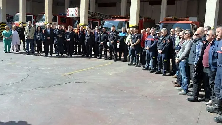 concentraci&oacute;n_minuto_silencio_Bomberos_SEIS_Oviedo_Juan_Vivas_Jacob_Hachuelweb